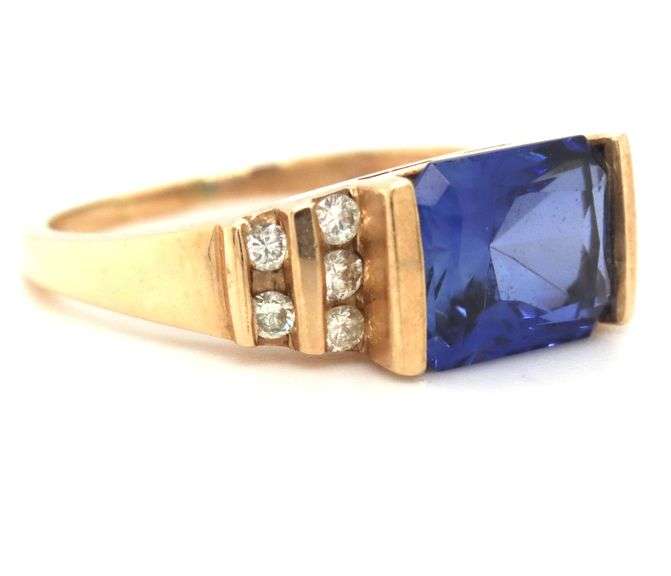 10kt Yellow gold Tanzanite and diamond ring