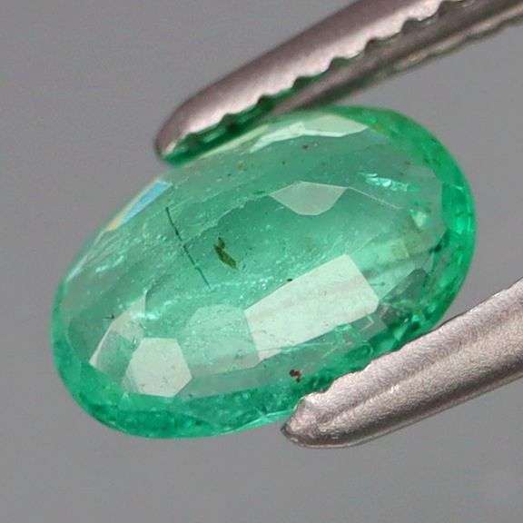 Outstanding color! .50ct vivid green Colombian Emerald!