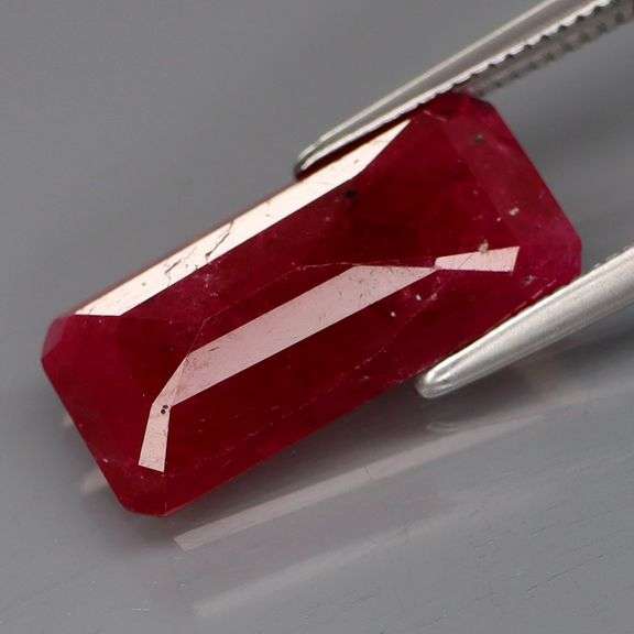 Tremendous 5.60ct top blood red Mozambique Ruby! Heated only!