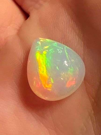 Magnificent 6.42ct full body rainbow chaff flashing Welo Opal