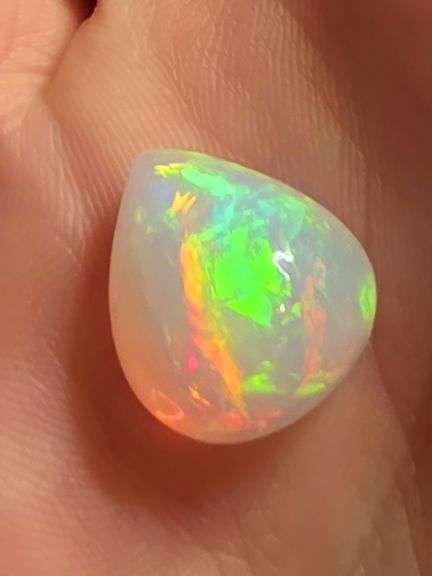 Magnificent 6.42ct full body rainbow chaff flashing Welo Opal