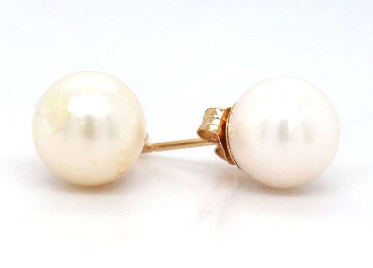 8mm White fresh water pearl stud earrings in14kt