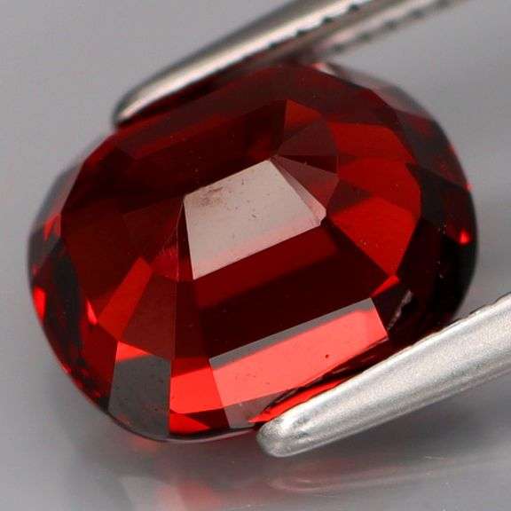 Simply gorgeous! 3.45ct VS grade oval cut Rhodolite Garnet!