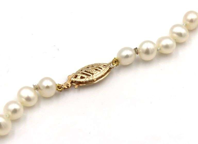 0.15ctw Diamond milgrain V shaped pearl drop necklace