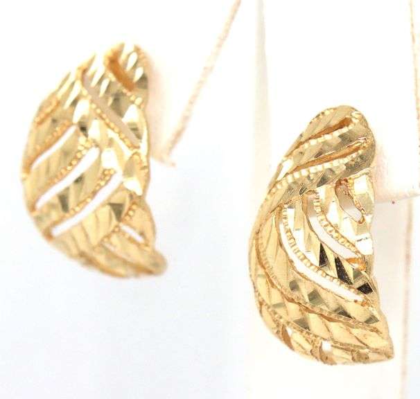 Pretty 14K Diamond Cut YG Post Earrings