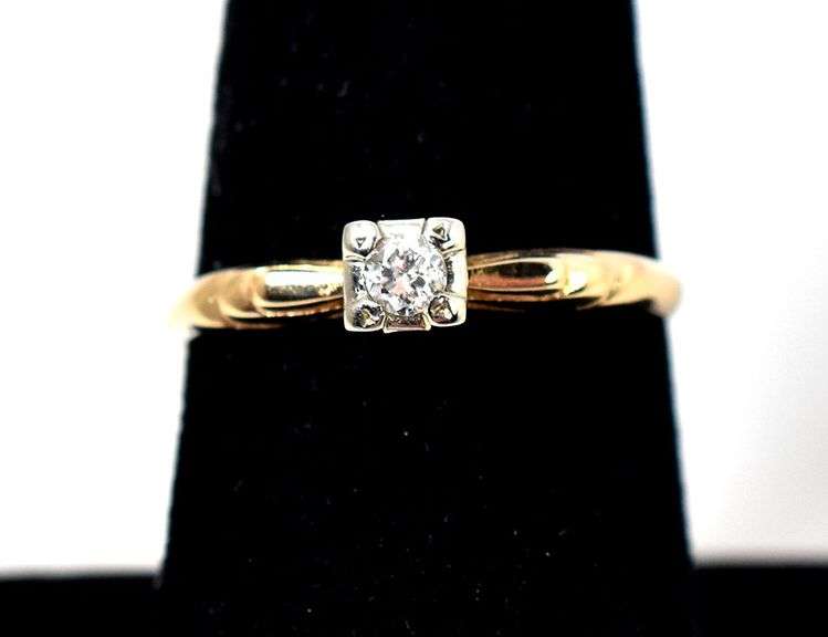 Beautiful 14K Yellow Gold Diamond Ring