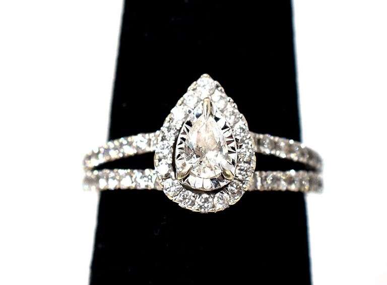 Stunning 14K White Gold Diamond Ring