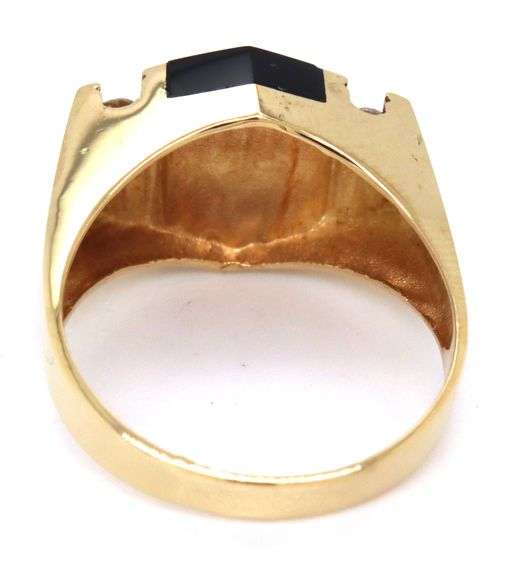 18kt Yellow gold black onyx and diamond gent's ring
