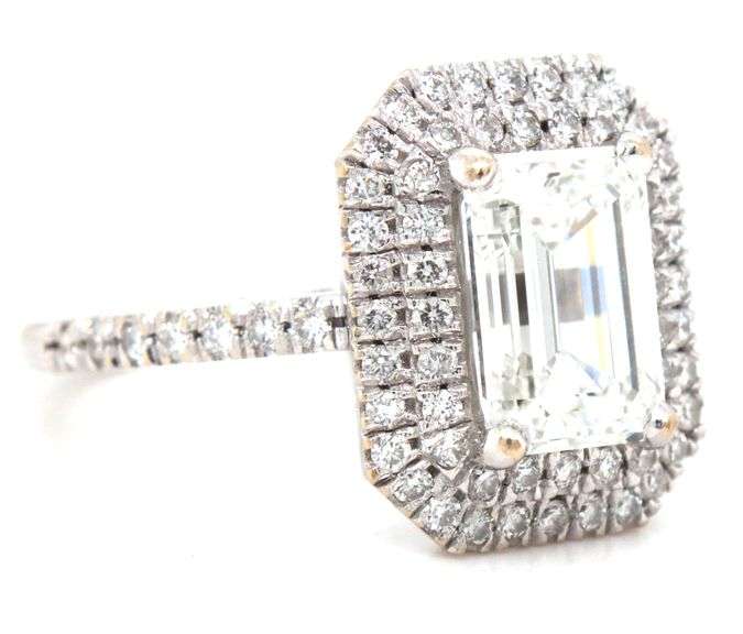 18kt White gold 2.67ct lab grown diamond in halo setting