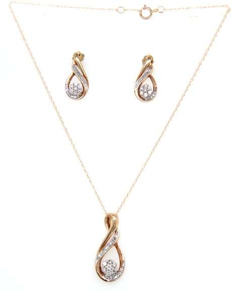 Set of 10kt Yellow gold diamond cluster teardrop pendant on chain and earrings