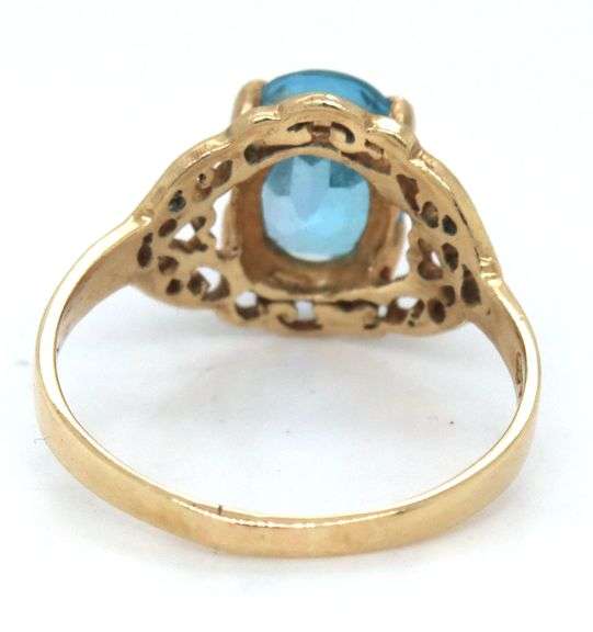 10kt Yellow gold oval blue topaz ring