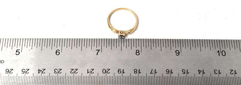 Beautiful 14K Yellow Gold Diamond Ring