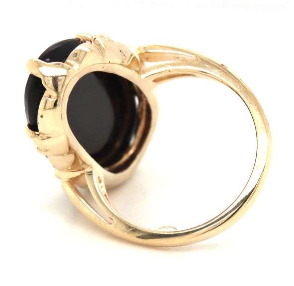 14kt Yellow gold Oval black onyx ring
