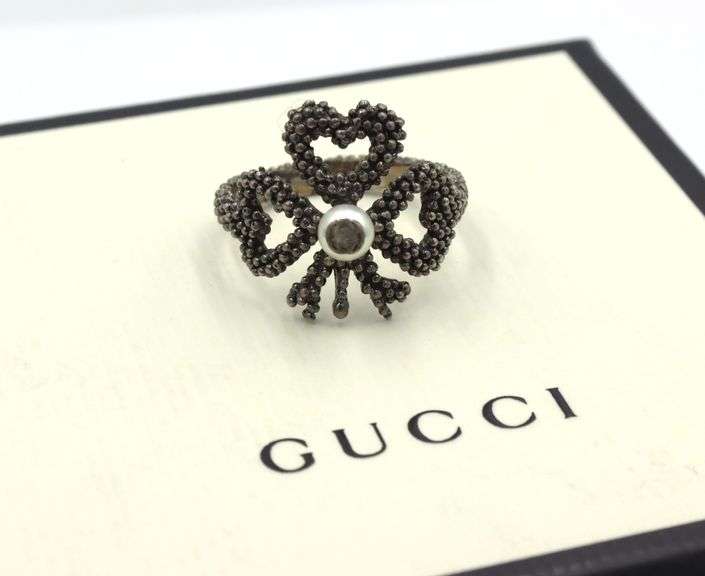 Gucci glass pearl heart ribbon ring
