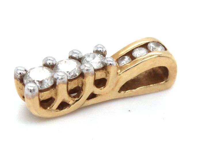 10kt Yellow gold diamond pendant