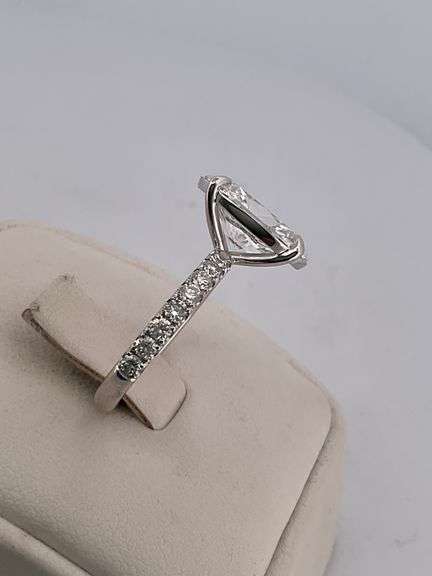 CERTIFIED BRAND NEW 14K WHITE GOLD DIAMOND ENGAGEMENT RING. 4.75 CARATS.