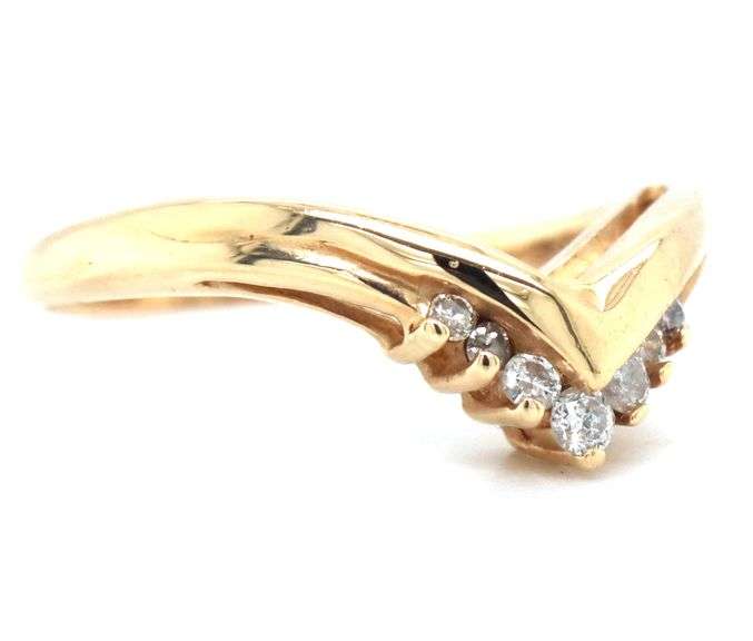 Useful 14K YG Diamond V Ring