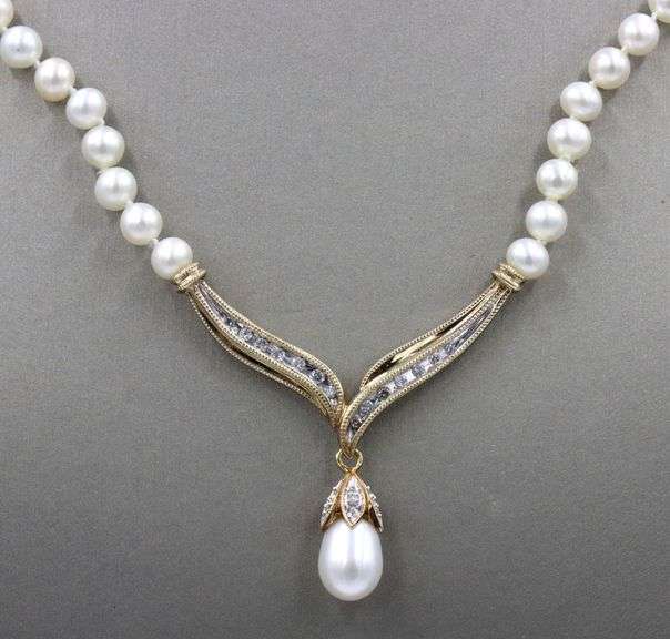 0.15ctw Diamond milgrain V shaped pearl drop necklace