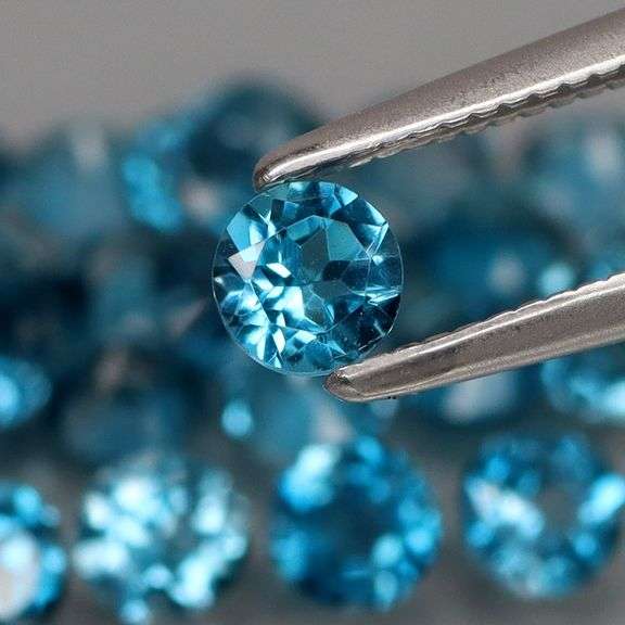 Pristine set of full fire London Blue Topaz weighing 4.67cts