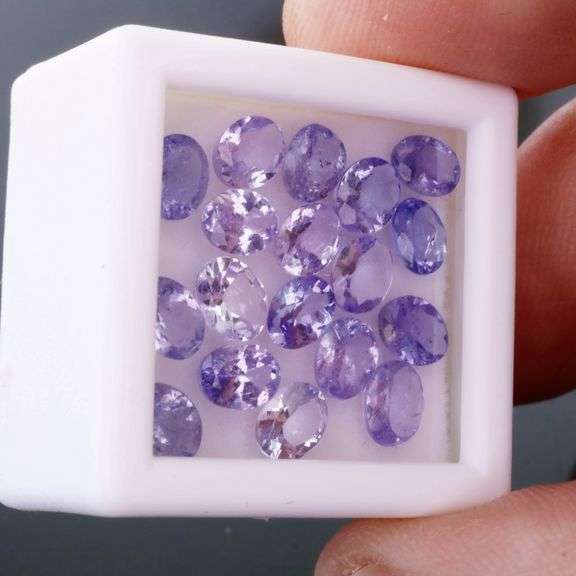 Heavy flashing! Untreated! 5.65ct oval cut Tanzanite set!