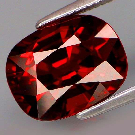 Premium VS grade 4.32ct top red Rhodolite Garnet from Tanzania!