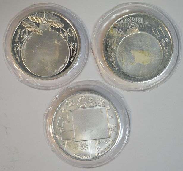 3 Diff. 1 Troy Oz pure .999 fine Silver Christmas medallions in plastic