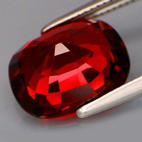 Premium VS grade 4.32ct top red Rhodolite Garnet from Tanzania!