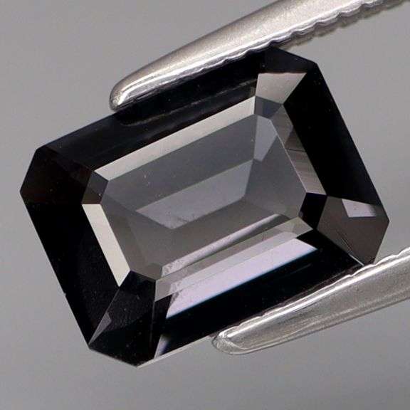 Very elegant 1.50ct VS grade 8x6mm Burmese Spinel