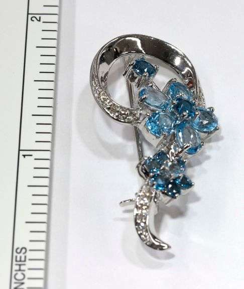 Graceful 14K White Gold Broach