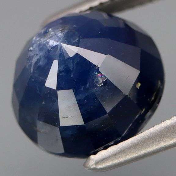 Make a statement with this 3.88ct navy blue Sapphire solitaire!