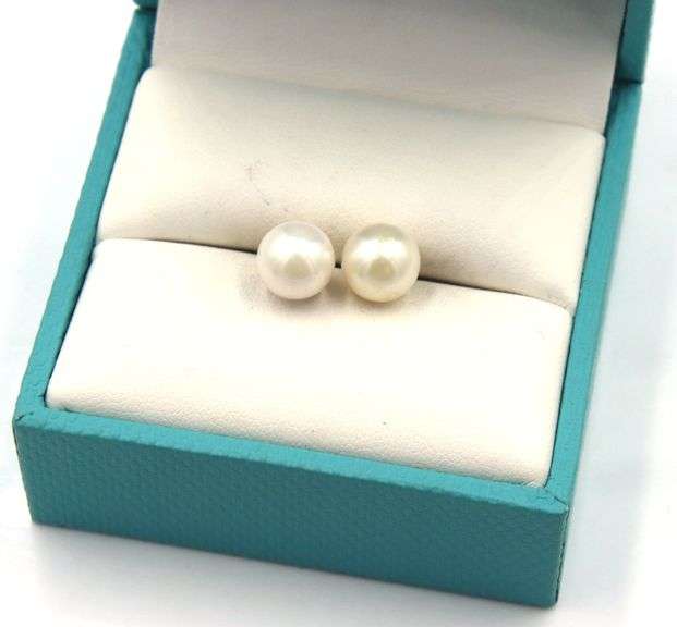 8mm White fresh water pearl stud earrings in14kt