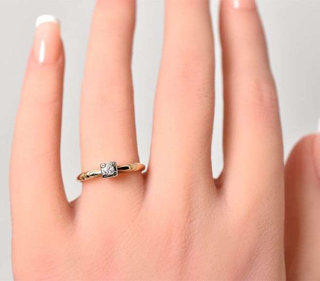 Beautiful 14K Yellow Gold Diamond Ring