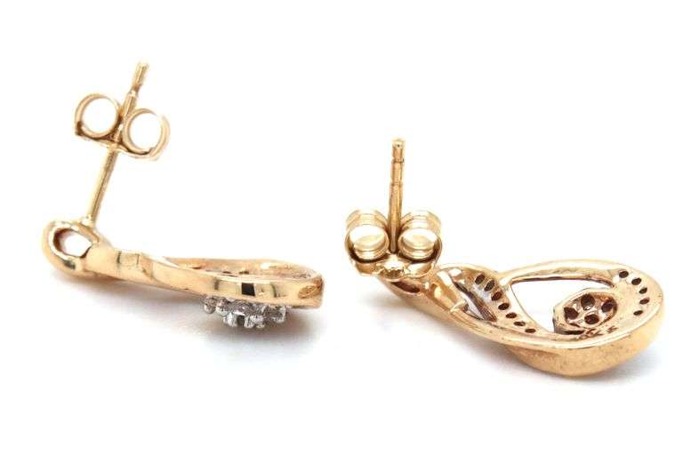 Set of 10kt Yellow gold diamond cluster teardrop pendant on chain and earrings