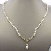 0.15ctw Diamond milgrain V shaped pearl drop necklace