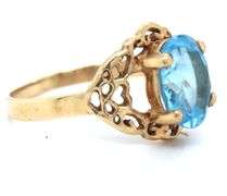 10kt Yellow gold oval blue topaz ring