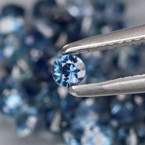 Natural 3.16ct blue Sapphire set with multiple hues