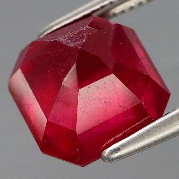 Attention grabbing! 5.10ct rich blood red Ruby from Mozambique!