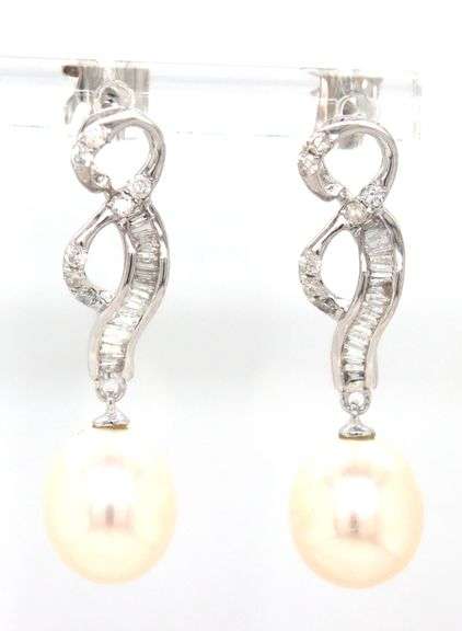 18kt White gold baguette and round diamond swirl pearl dangle earrings
