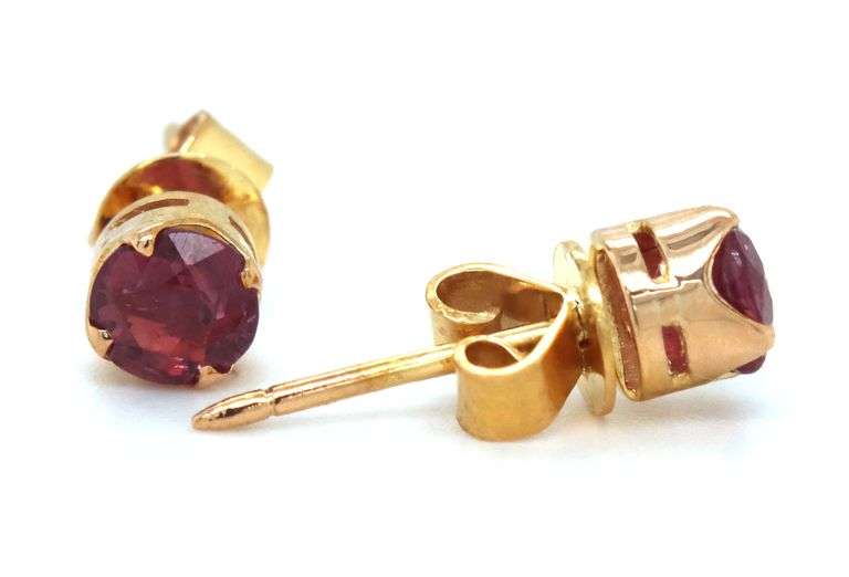 19kt Yellow gold 1ctw ruby stud earrings