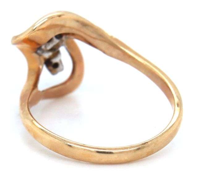 Stylish 14K YG Swirl Ring with Diamonds