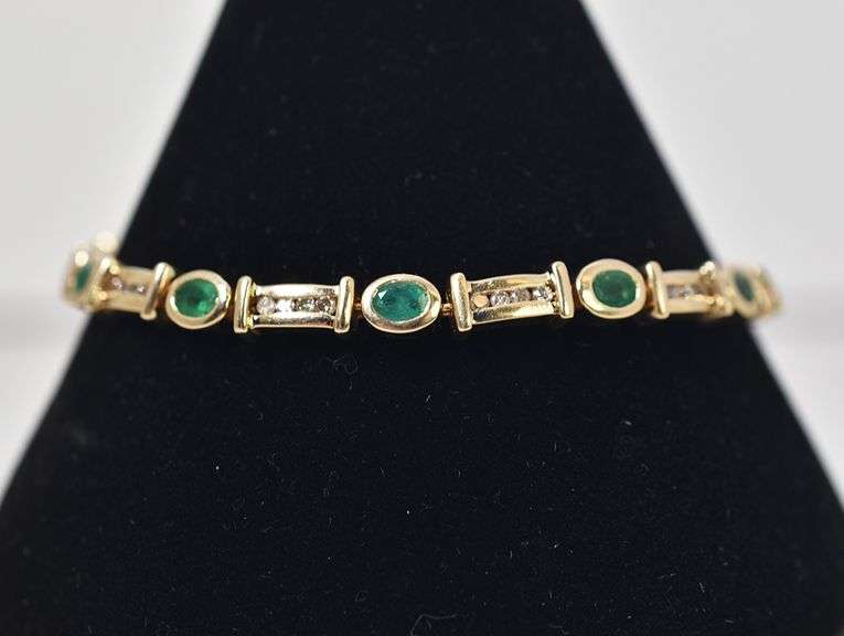 Dazzling 14k Yellow Gold Emerald Gemstone Bracelet with Diamond Accents