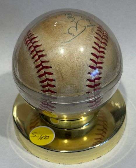 Vintage Autographed Brooks Robinson Baltimore Orioles basebal