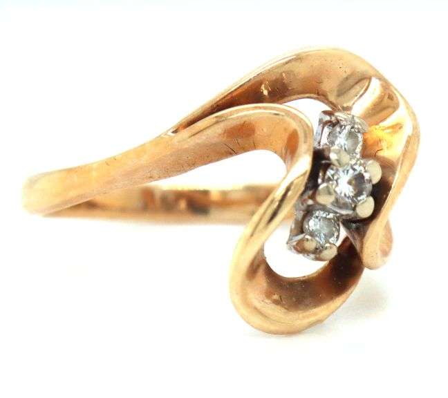 Stylish 14K YG Swirl Ring with Diamonds