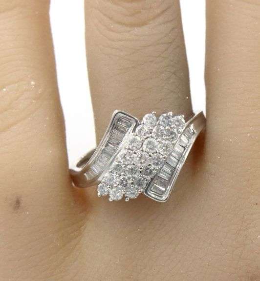 10kt White gold 0.76ctw RBC and baguette diamond cluster ring