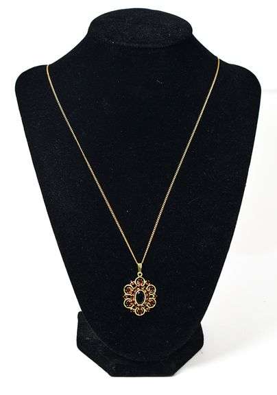 Lovely 14K Yellow Gold Red Garnet Gemstone Pendant Necklace