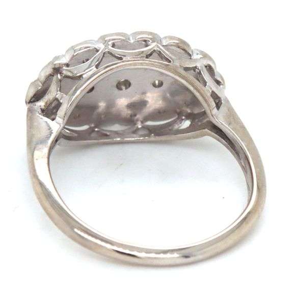 Vintage diamond oval ring in white gold