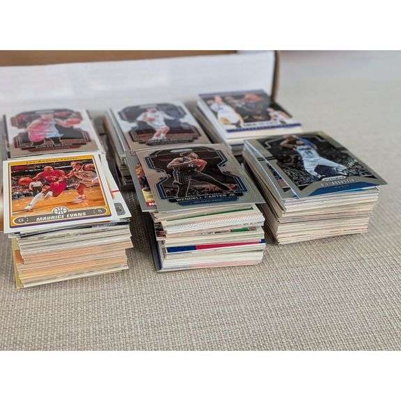 Collection of 600 Basketball Cards