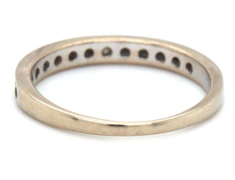 10kt White gold round brilliant cut diamond band