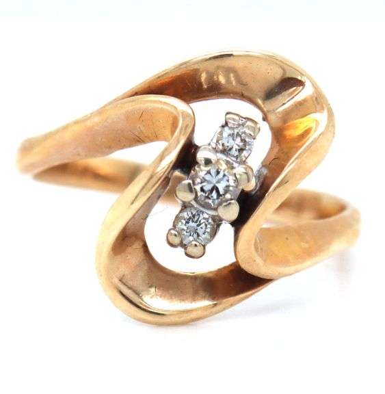 Stylish 14K YG Swirl Ring with Diamonds