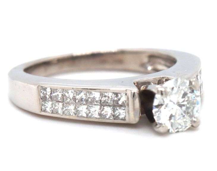 14kt White gold RBC diamond and princess cut Invisible set ring